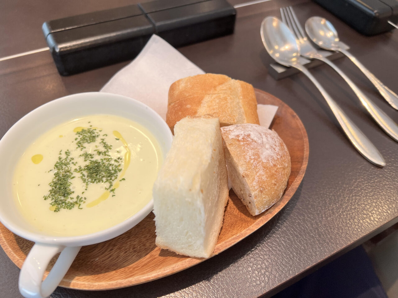 帝塚山ポアールの冷製スープとパンです。
