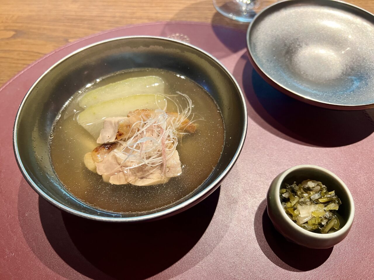 翠嵐ラグジュアリーコレクションホテル京都「京翠嵐」の季の佳(8,855円)コースの出汁です。地鶏とみょうがのお椀、 すぐきを添えて