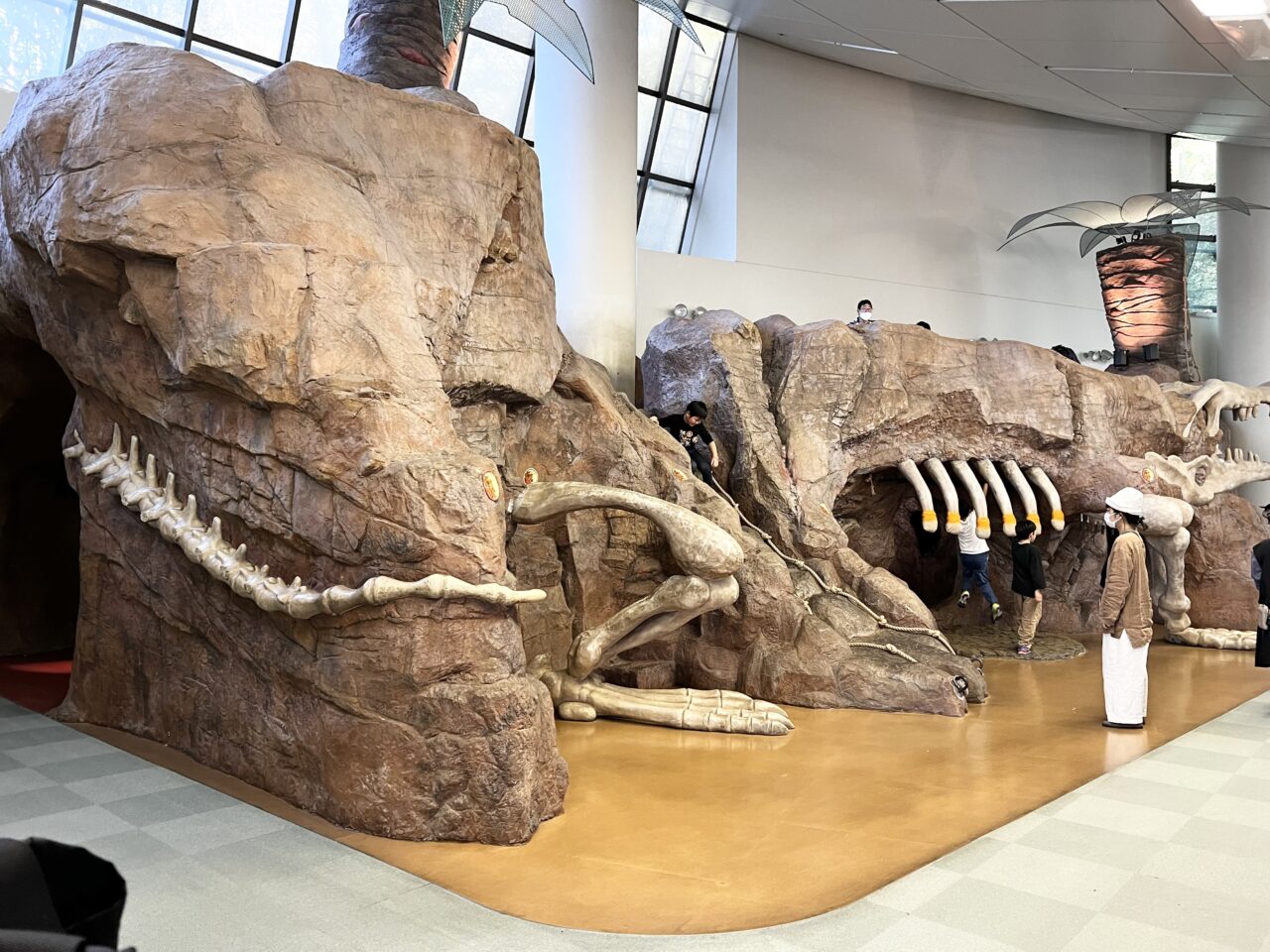 堺市立ビッグバン3階の大きな恐竜の遊具です。
