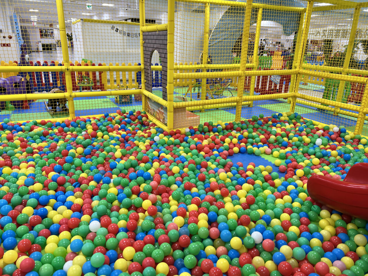 キッズユーエスランド今福鶴見店の0～1歳専用のボールプールです。