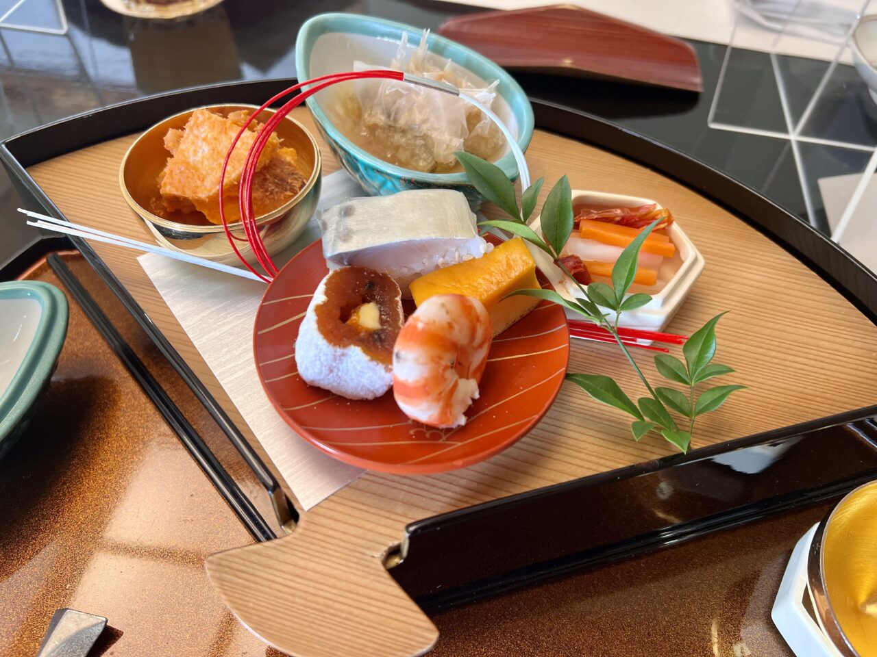 ウェスティンホテル大阪「はなの」のファーストアニバーサリープランの大人用祝い膳です。