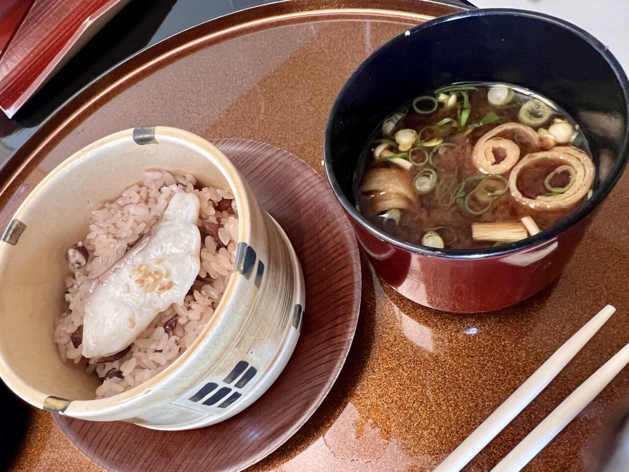 ウェスティンホテル大阪「はなの」のファーストアニバーサリープランの味噌汁とご飯です。