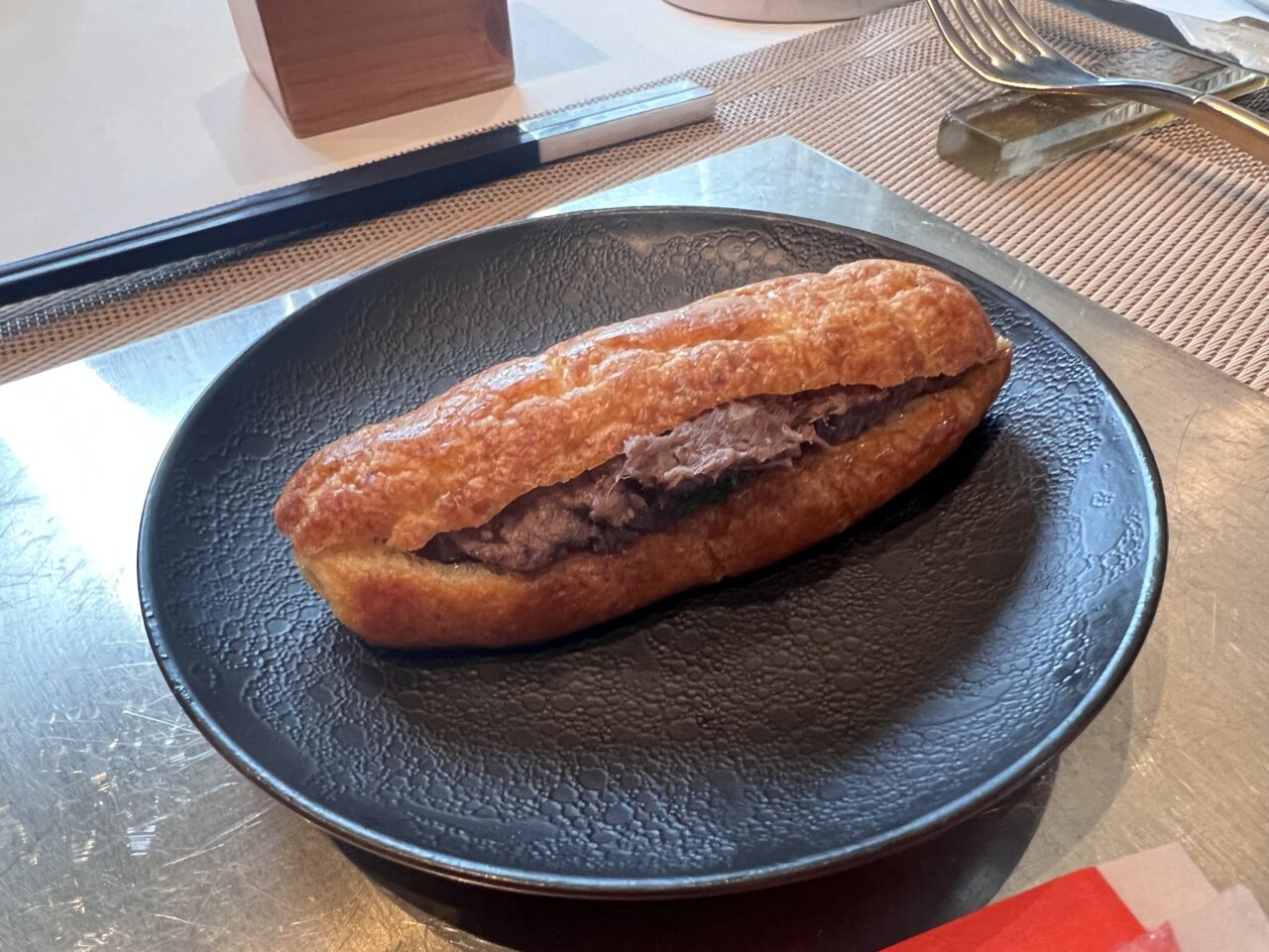 大阪・中央区北浜にあるフランス料理アンフィーノのランチメニューです。お肉が入ったエクレアです。