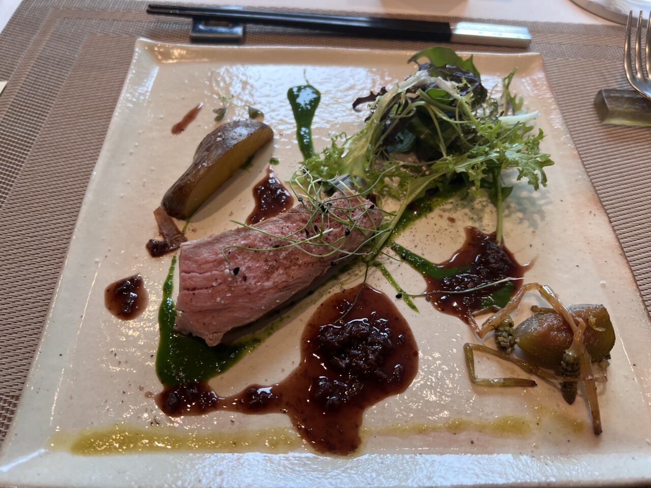 大阪・中央区北浜にあるフランス料理アンフィーノのランチメニューです。べっぴんポーク・ごぼう・インカのめざめ