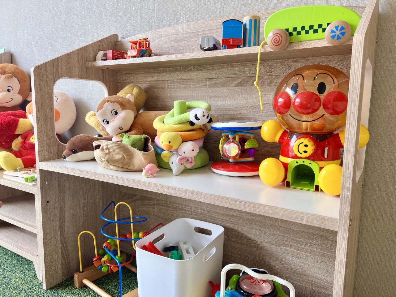 カフェルナカルドの棚にはルーピングやニューブロック、輪投げ、柔らかくておままごとができるおもちゃなどが置かれていました。