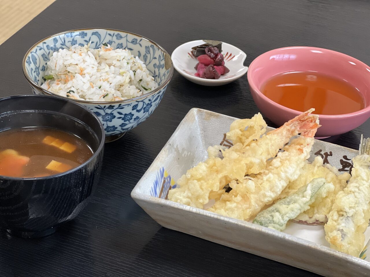 大阪府八尾市にある懐石料理「佑和」のランチの天婦羅と味噌汁とご飯です。