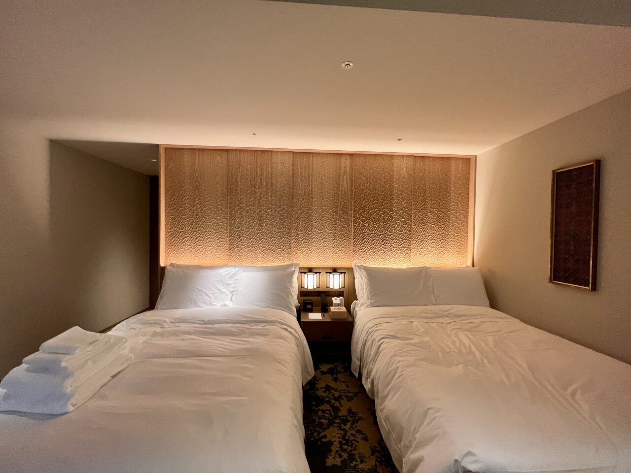 紫翠ラグジュアリーコレクションホテル奈良の客室(デラックスキング・温泉風呂付)のベッド