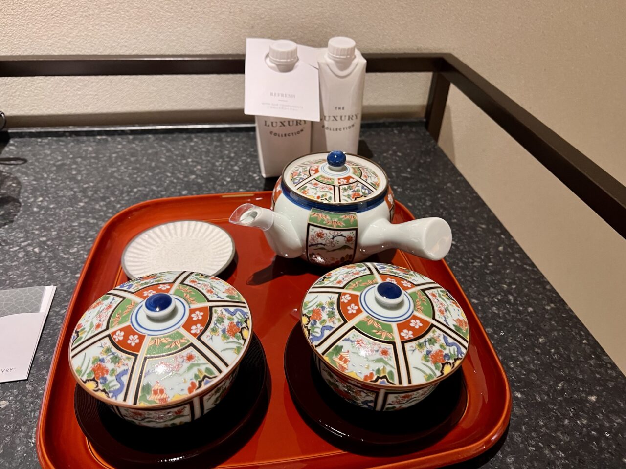 紫翠ラグジュアリーコレクションホテル奈良の客室(デラックスキング・温泉風呂付)の茶器