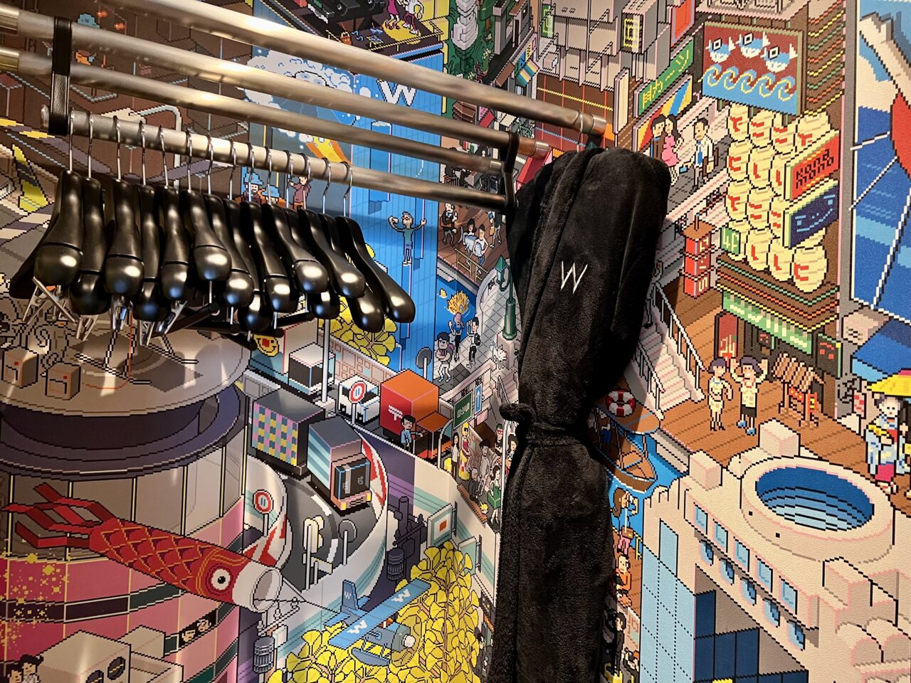 W大阪のコージーキングルーム客室のクローゼットとバスローブです。