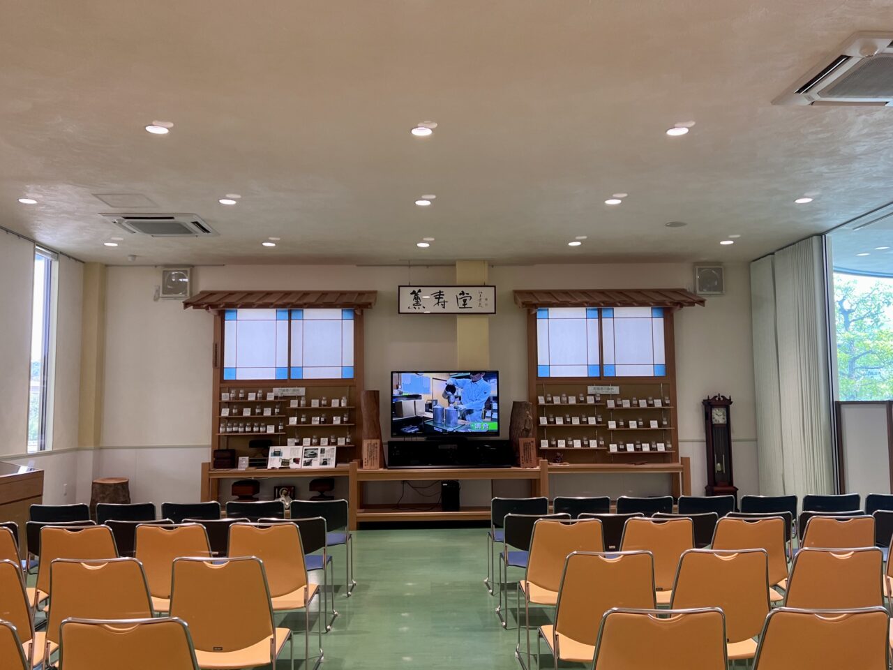 薫寿堂のビデオ鑑賞＆展示スペースです。