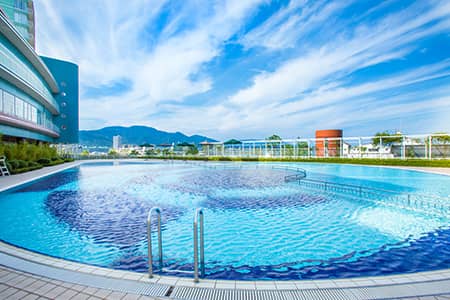 琵琶湖ホテルの公式のプールの写真です。