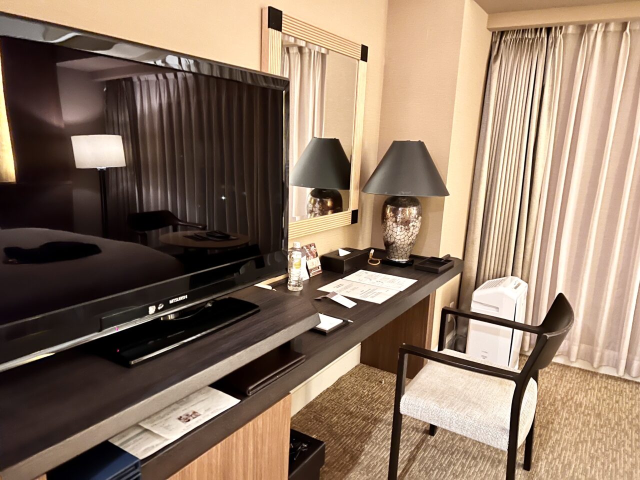 神戸ベイシェラトンホテル＆タワーズの客室「スパフロア」のテレビなどの備品です。