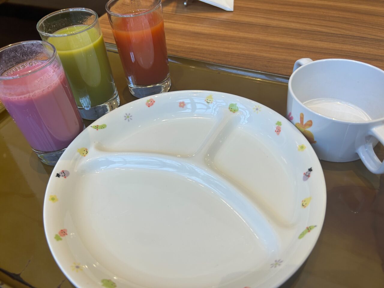 神戸ベイシェラトンホテル＆タワーズの朝食「テラスレストラン ガーデンカフェ」「ベリー×お酢」「小松菜×ヨーグルト」「トマトジュース」と子ども用食器