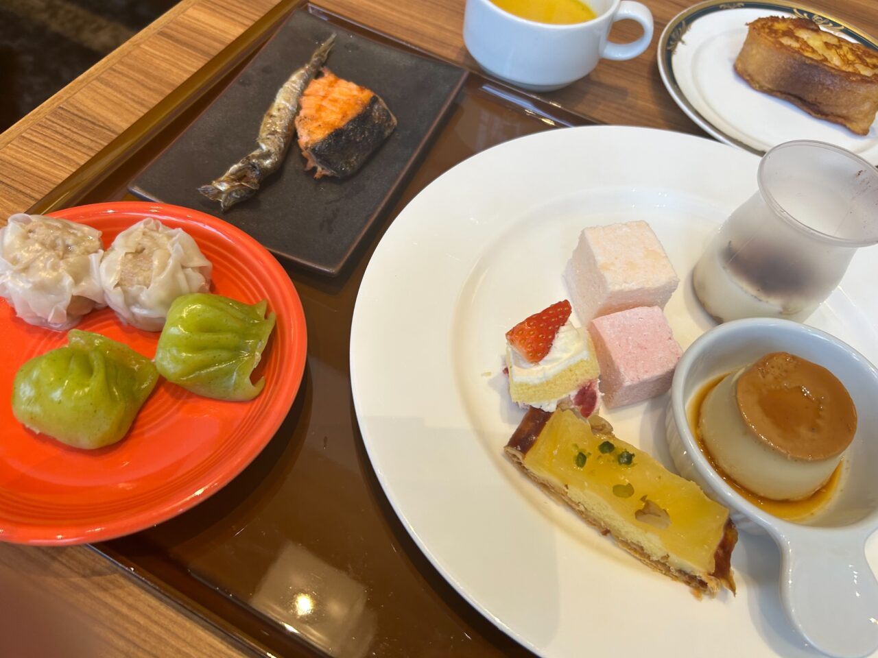 神戸ベイシェラトンホテル＆タワーズの朝食「テラスレストラン ガーデンカフェ」。飲茶・焼き魚・デザート・パンプキンスープ・フレンチトースト