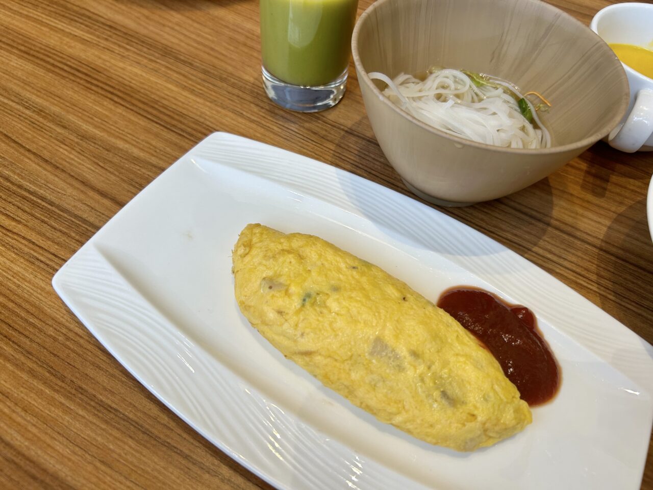 神戸ベイシェラトンホテル＆タワーズの朝食「テラスレストラン ガーデンカフェ」。野菜ジュースとオムレツとフォー
