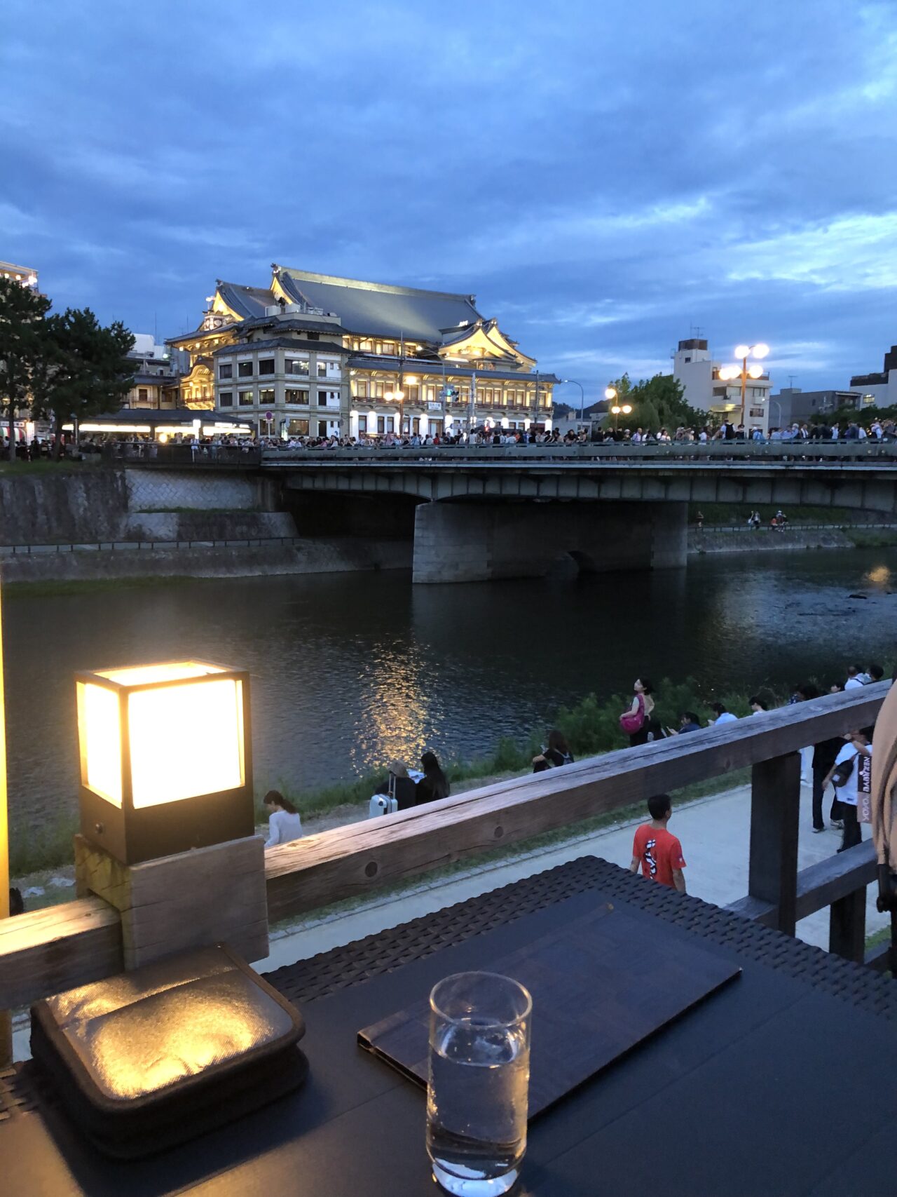 先斗町多からの川床。日が落ちた鴨川の景色