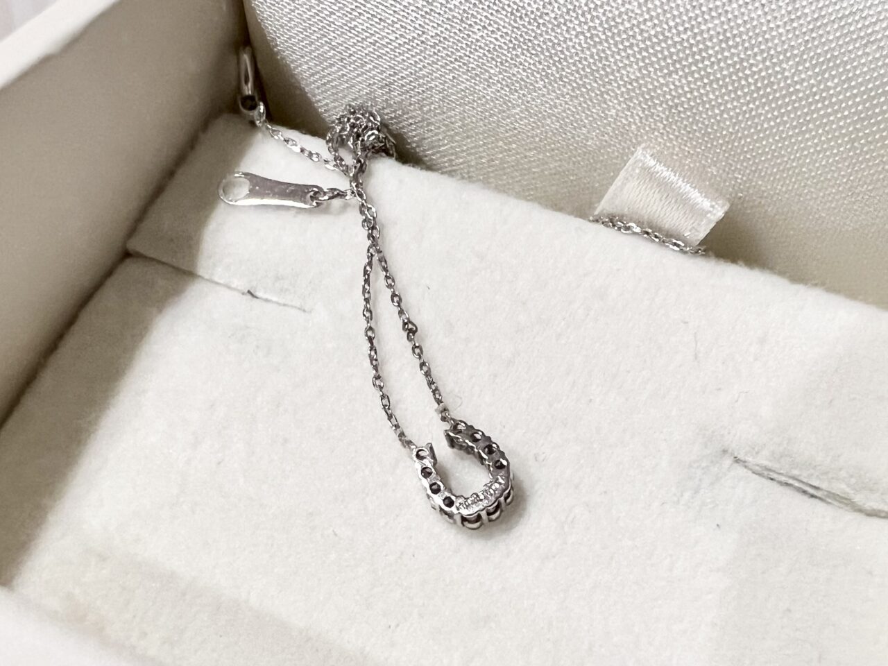 LK JewelryのBABY馬蹄ネックレスの裏面