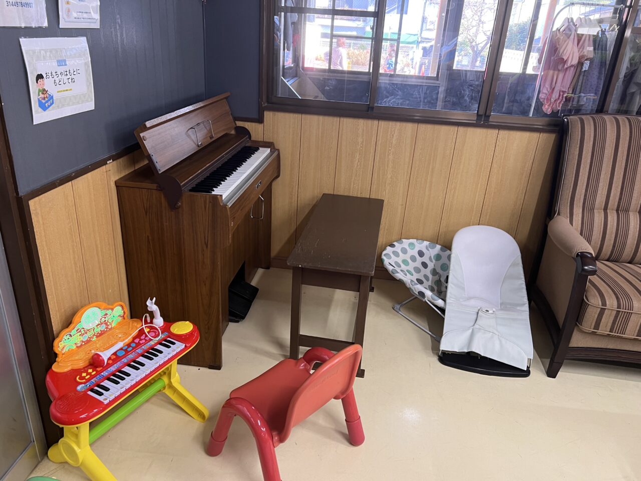 大阪市旭区旭清水幼稚園をリノベーションした遊べるカフェ「未来ラボえん」のキッズスペースのピアノ