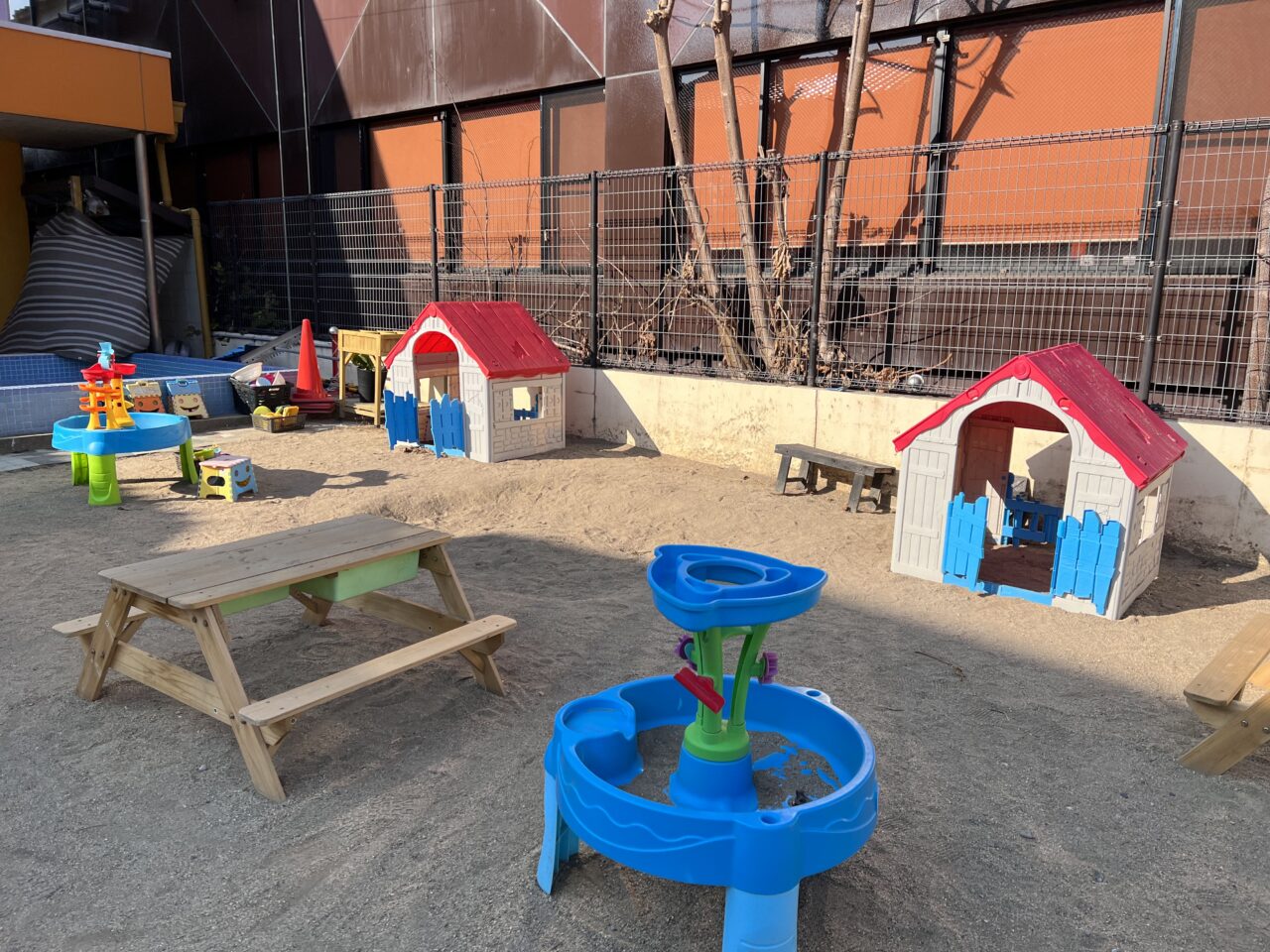 大阪市旭区旭清水幼稚園をリノベーションした遊べるカフェ「未来ラボえん」のキッズスペース。外遊び