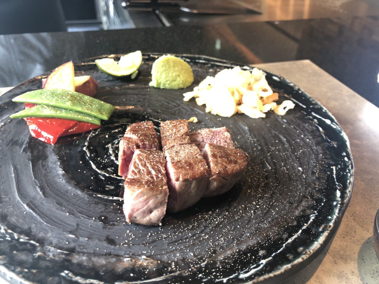 大阪・中之島にあるコンラッド「蔵(鉄板焼)」のメインのお肉