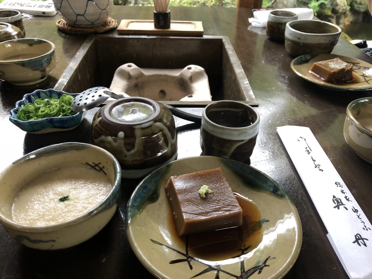 奥丹の昔どうふ-通り。とろろ汁と胡麻豆腐