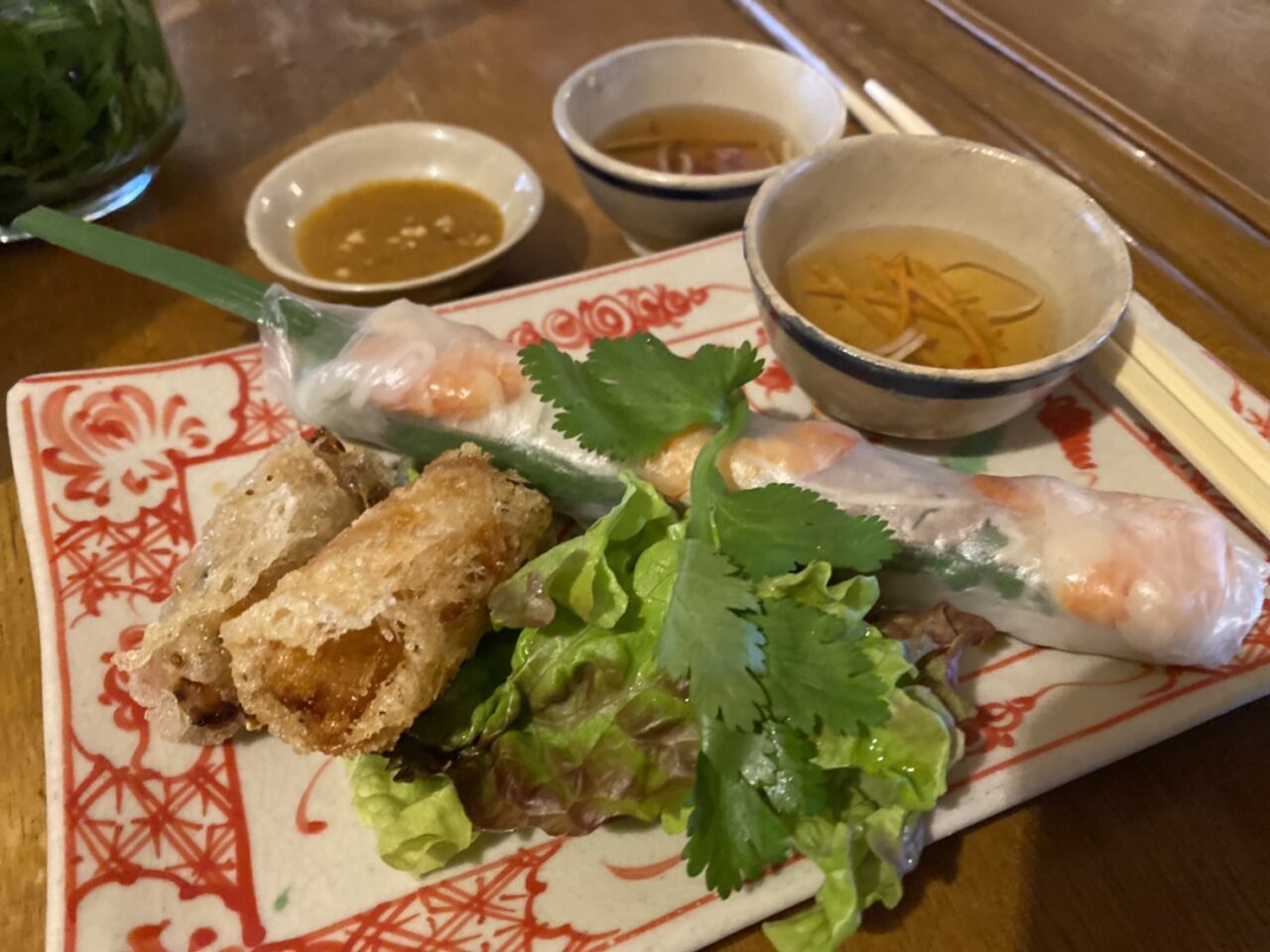 心斎橋のベトナム料理「アンゴン」のベトナム満喫ランチコース。生春巻きと揚げ春巻き盛り合わせ