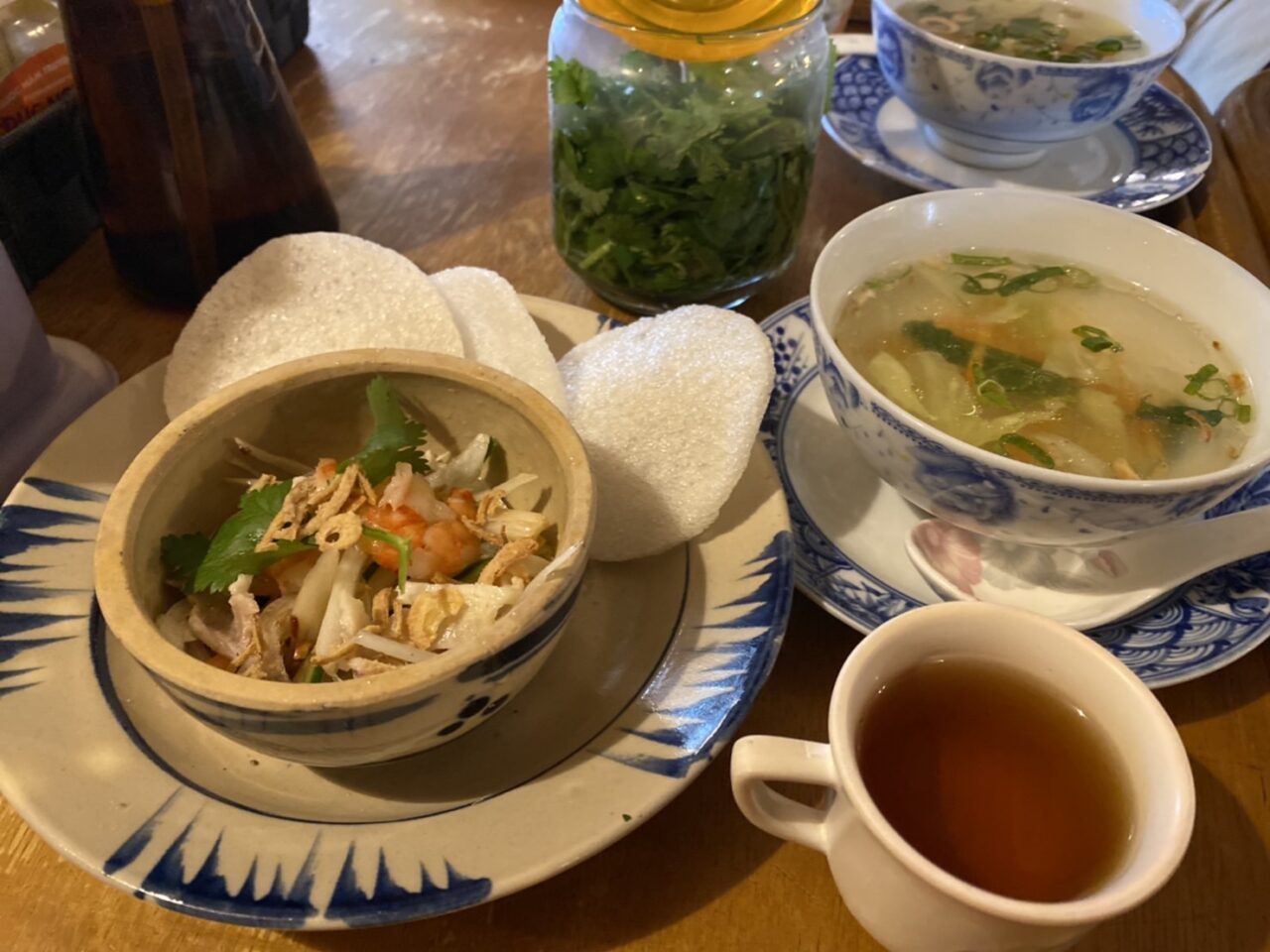 心斎橋のベトナム料理「アンゴン」のベトナム満喫ランチコース。蓮の茎のサラダと本日のスープ