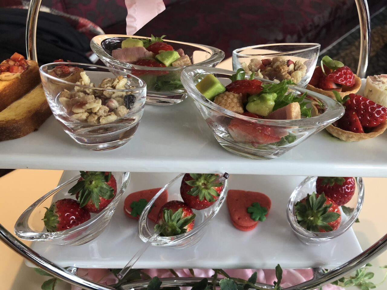 ホテル ラ・スイート神戸ハーバーランドにあるラウンジ＆バー「グラン・ブルー」の苺アフタヌーンティー