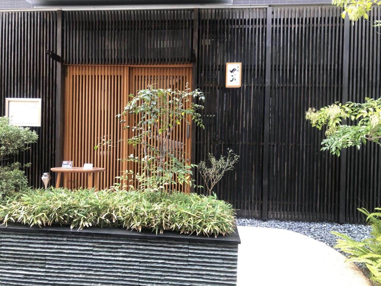 大阪・上本町にある割烹料理屋「石ヶ辻ゆいの」の外観です。
