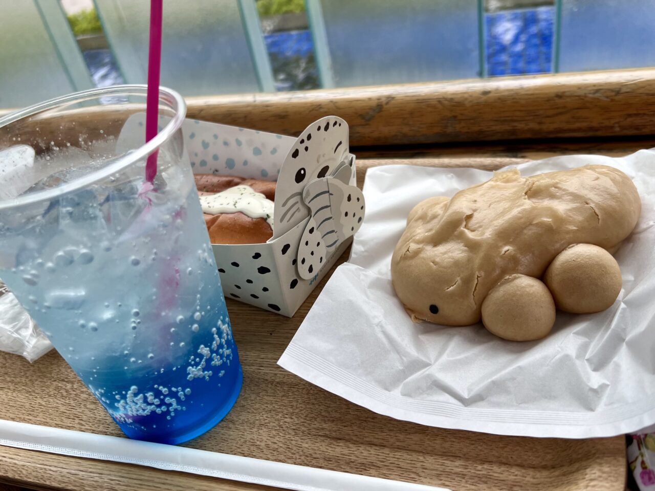 京都水族館のおすすめカフェ。アザラシチーズドックとマドラー付きドリンクのセット＆オオサンショウウオマン