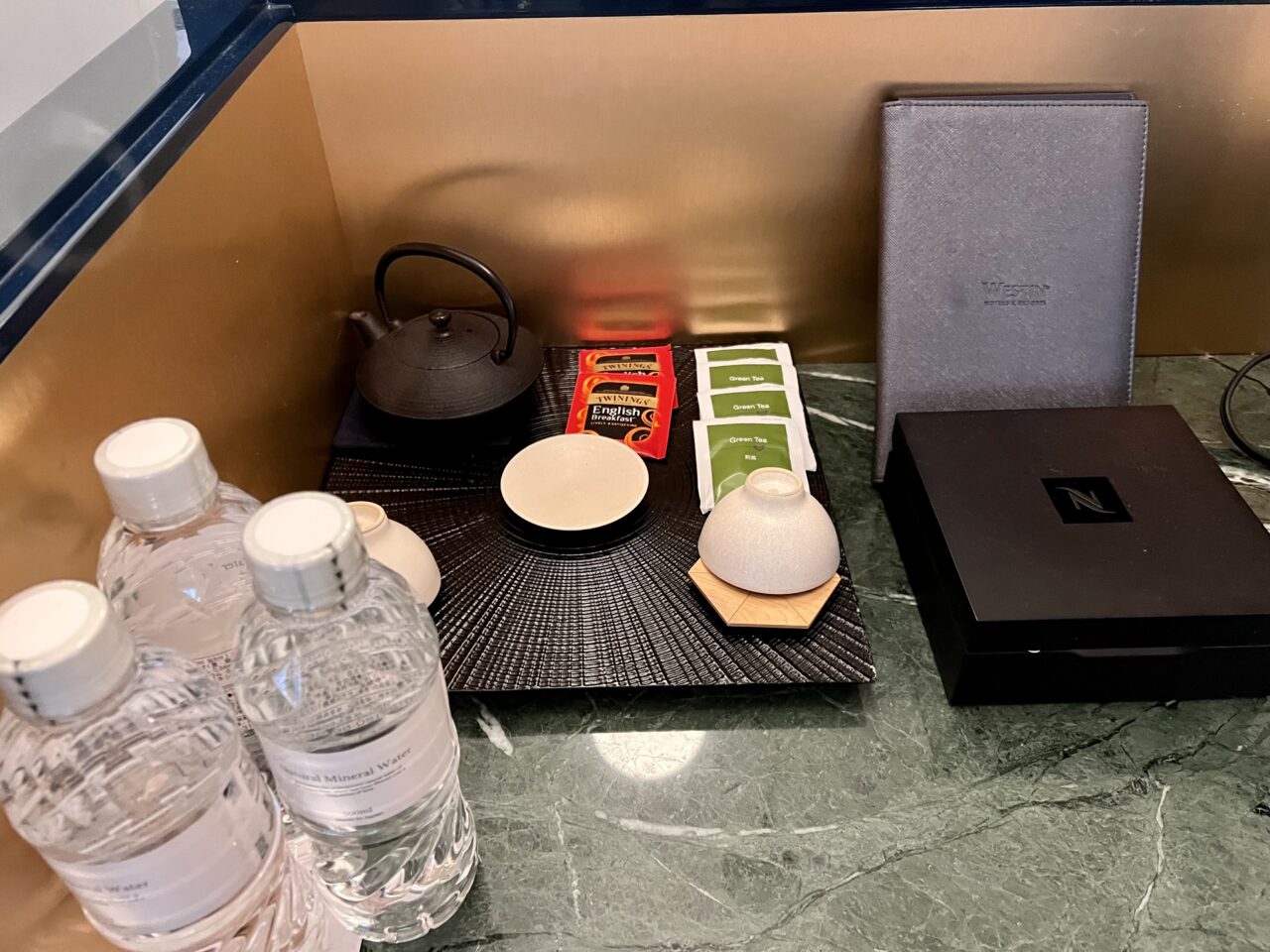 ウェスティン都ホテル京都の客室【ジュニアスイート2ダブルベッド】の無料で飲めるドリンク