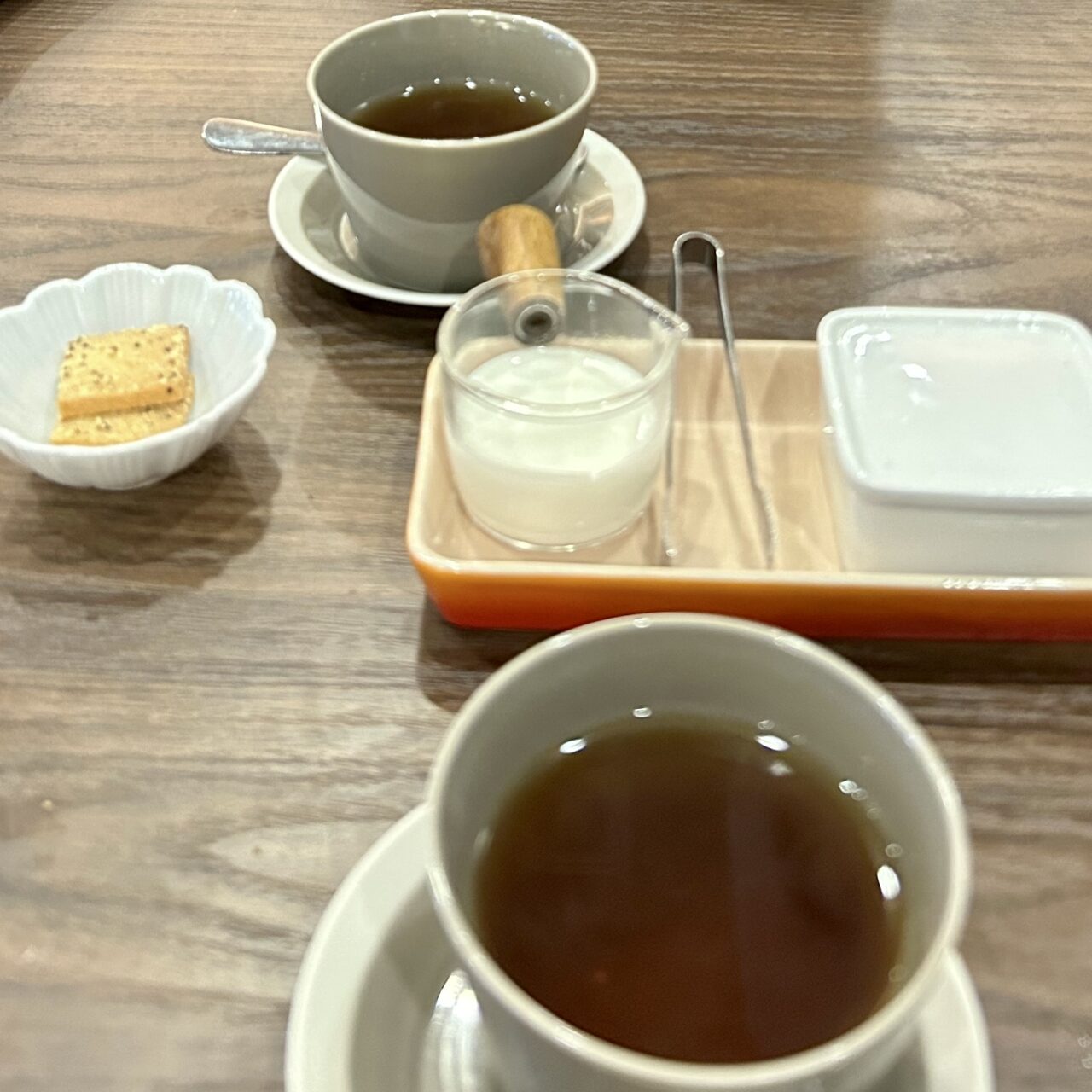 大阪・帝塚山にある和洋折衷の創作料理「Genji(源氏)」の弁当10品の紅茶とクッキーです。