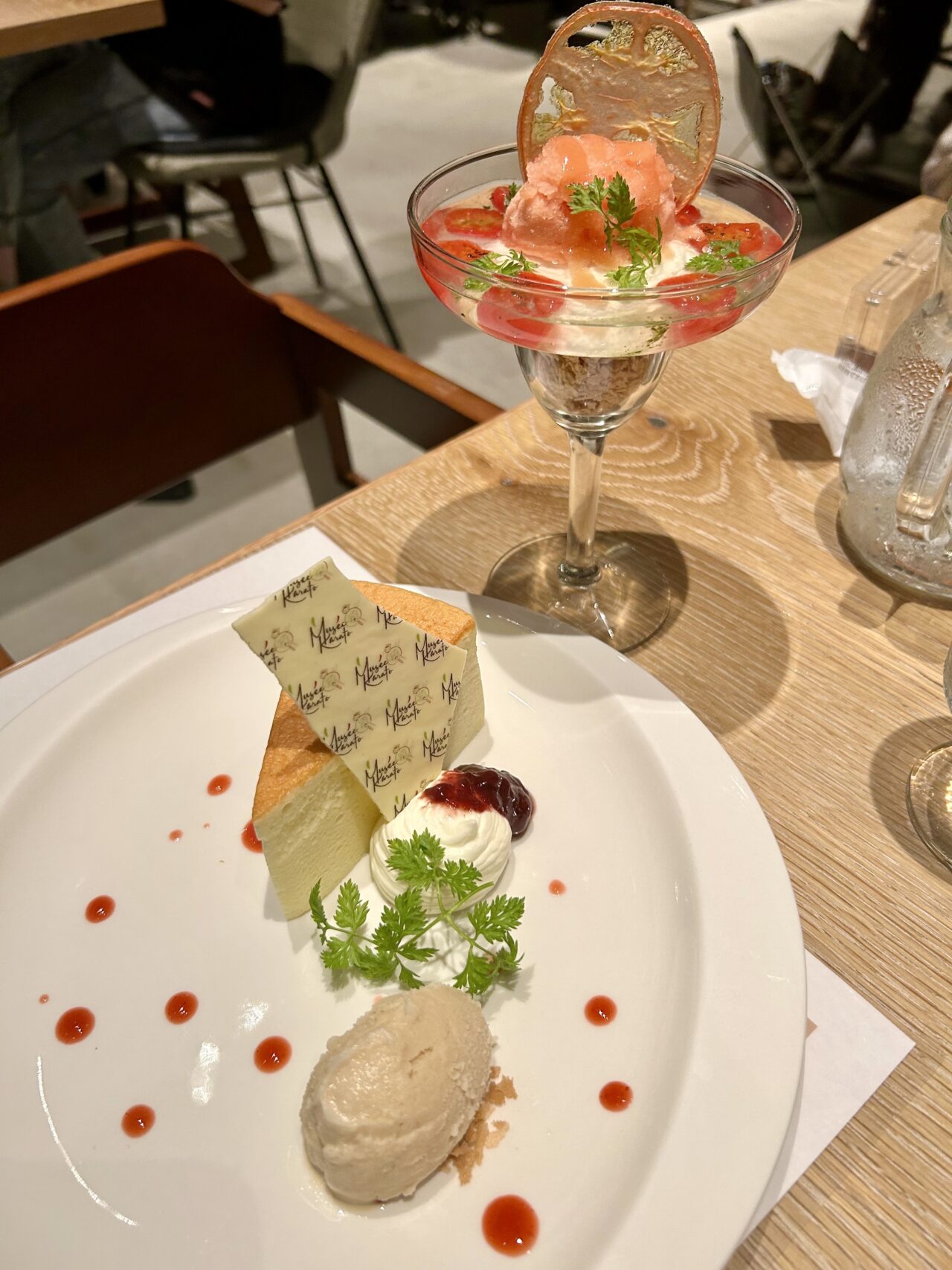 ミュゼカラトのテーブルオーダーブッフェディナー。
とろけるスフレチーズケーキ　ミルクのアイスクリーム添え＆真っ赤なトマトのデザート　トマトのデクリネゾン
