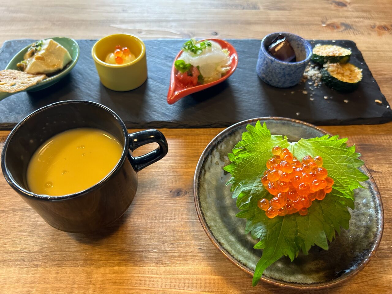 岸和田のワタワン内にあるANTIQUE　TREECAFEの前菜といくらおにぎり