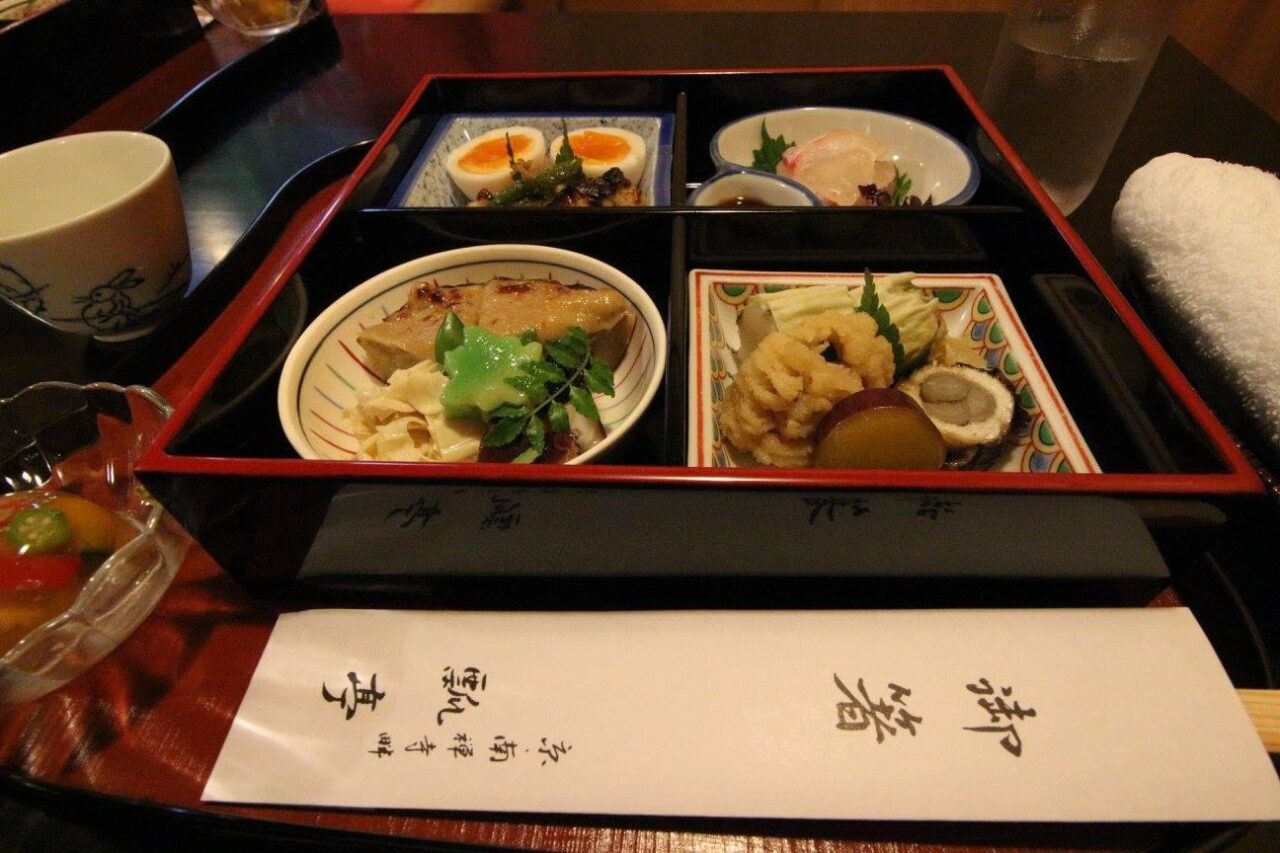 京都の瓢亭別館の松花堂弁当です。