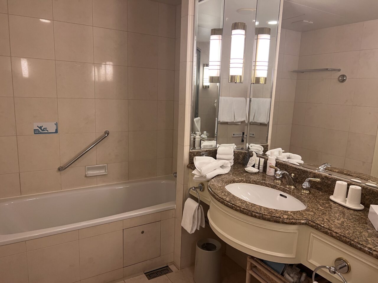 名古屋マリオットアソシアホテル客室「デラックスツイン」のバスタブ・洗面所