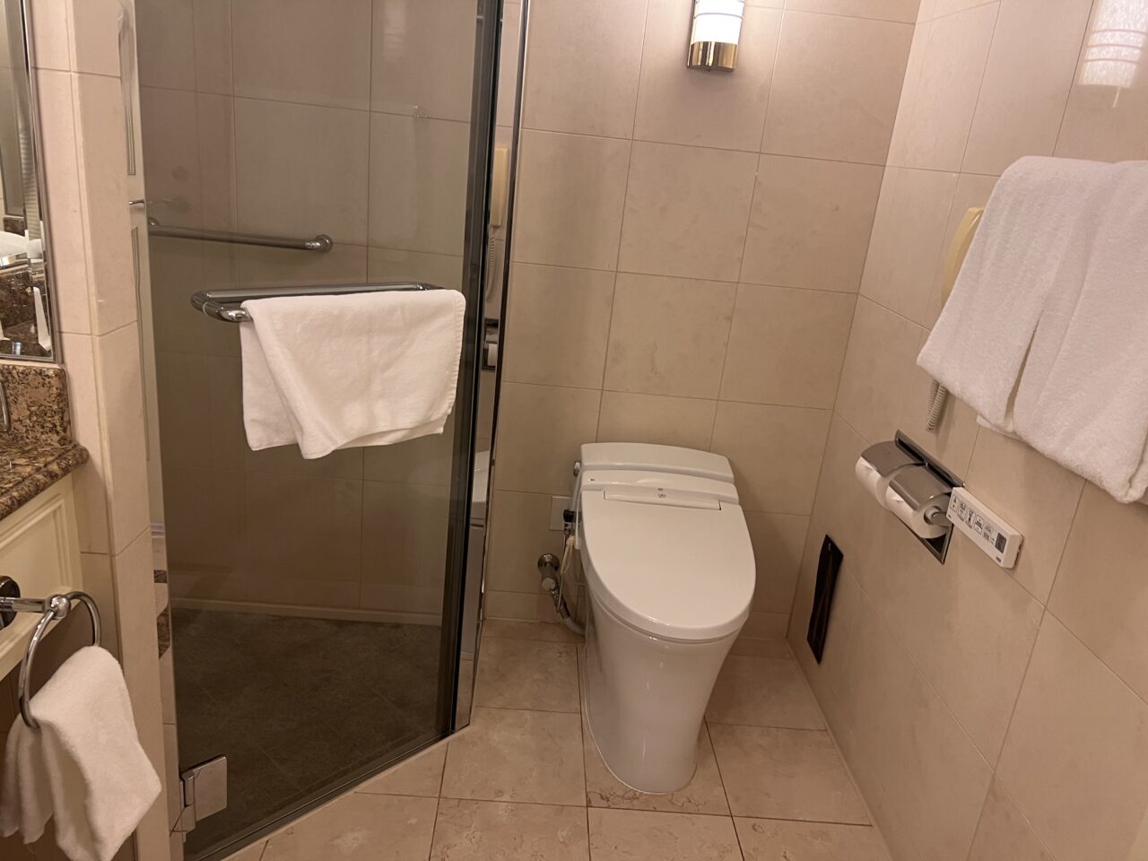 名古屋マリオットアソシアホテル客室「デラックスツイン」のシャワールーム・お手洗い