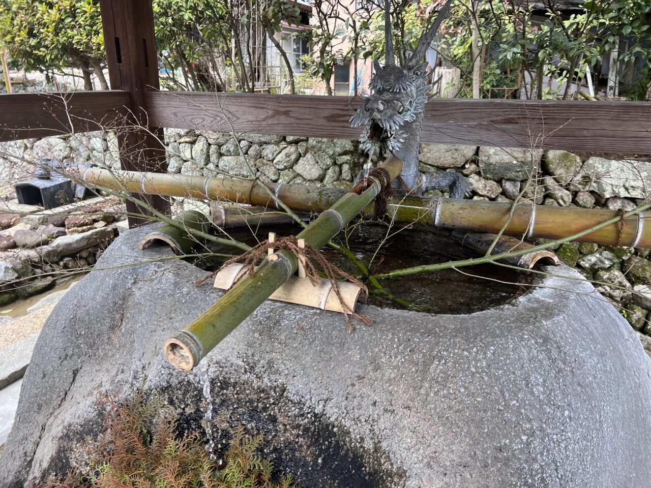 、聖徳太子が法隆寺建立時の参拝したことで有名な奈良県生駒郡にある「龍田大社」の手水