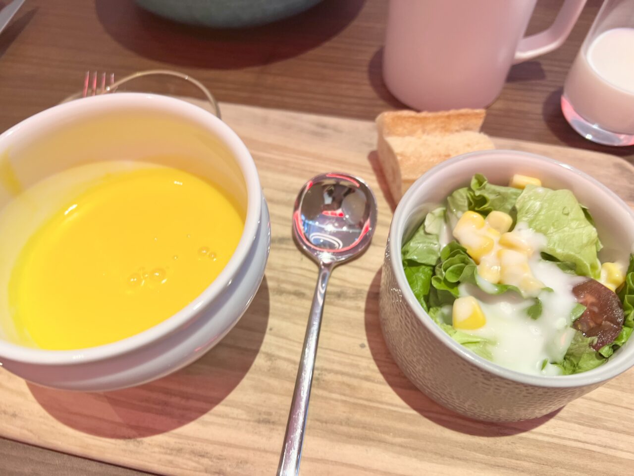 センタラグランドホテル大阪のエンバシーオブクラブのスープとサラダ