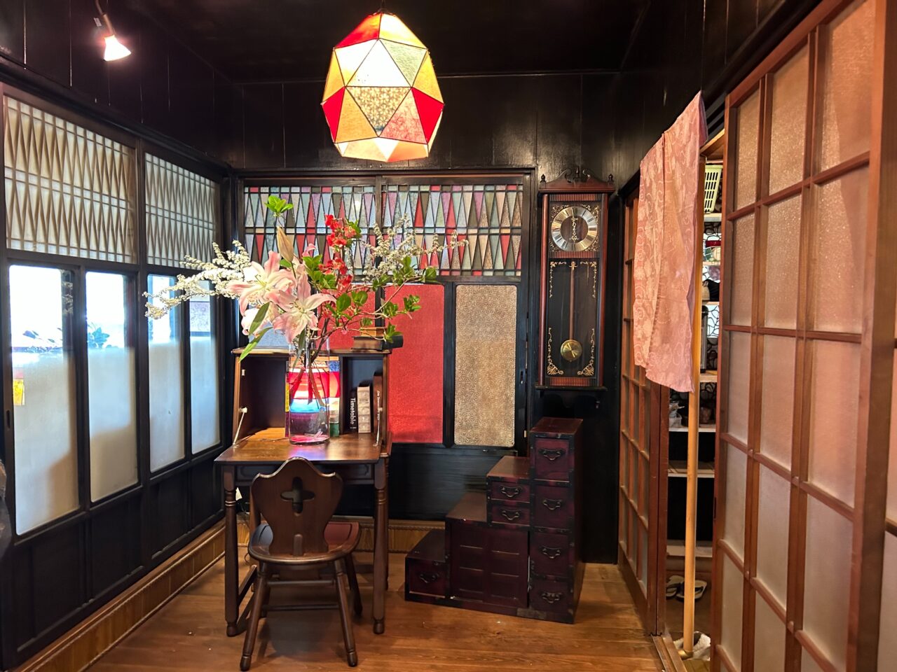 奈良県宇陀市の発酵カフェ「小春日和」の大正ロマンあふれる店内
